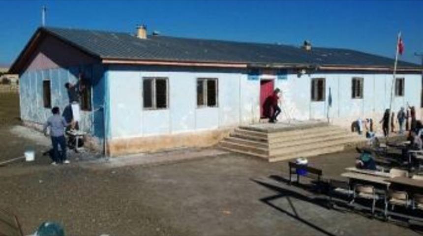 &Uuml;niversite &Ouml;ğrencileri K&ouml;y Okulunu Boyadı