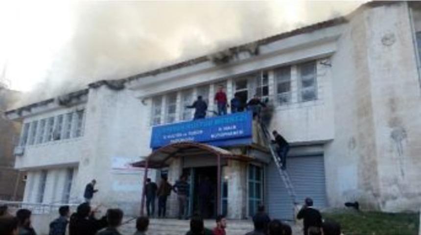 Ter&ouml;ristler, İ&ccedil;erisinde &Ouml;ğrencilerin Bulunduğu Binayı Ateşe Verdi