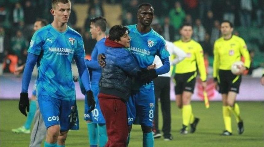 Küçük Taraftarlar Sahaya Atlayıp Bakaya Traore’ye Sarıldı
