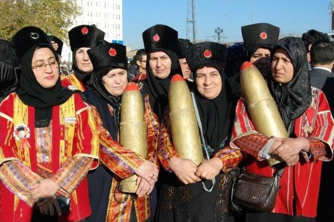 Kurtuluş G&uuml;n&uuml; Kutlamalarında Kadınlar Kucağında Mermi Taşıdı