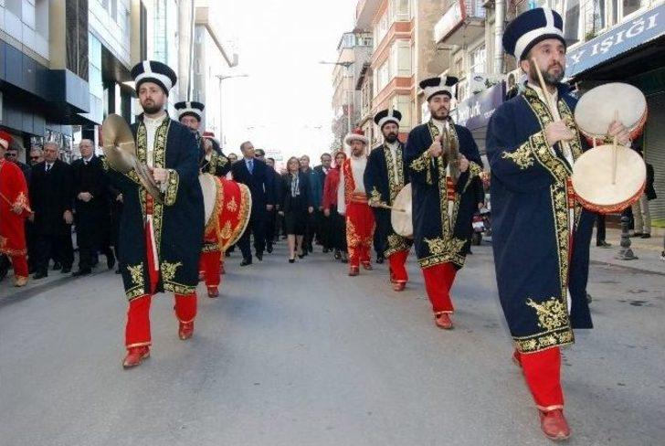 Kurtuluş Günü Kutlamalarında Kadınlar Kucağında Mermi Taşıdı G5