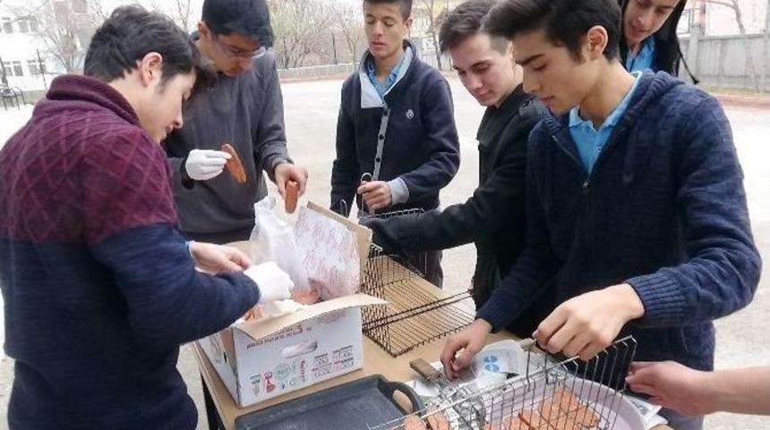 &Ouml;ğrencilerin Başarısı İ&ccedil;in Okulda Mangal Partisi D&uuml;zenlendi