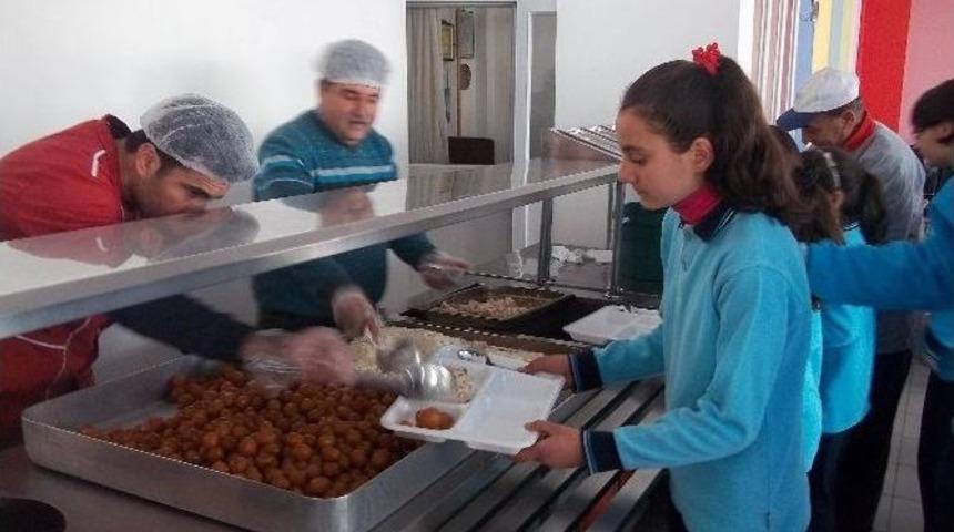 Bursluluk Sınavını Kazanan &Ouml;ğrenciler Okula Yemek Verdi