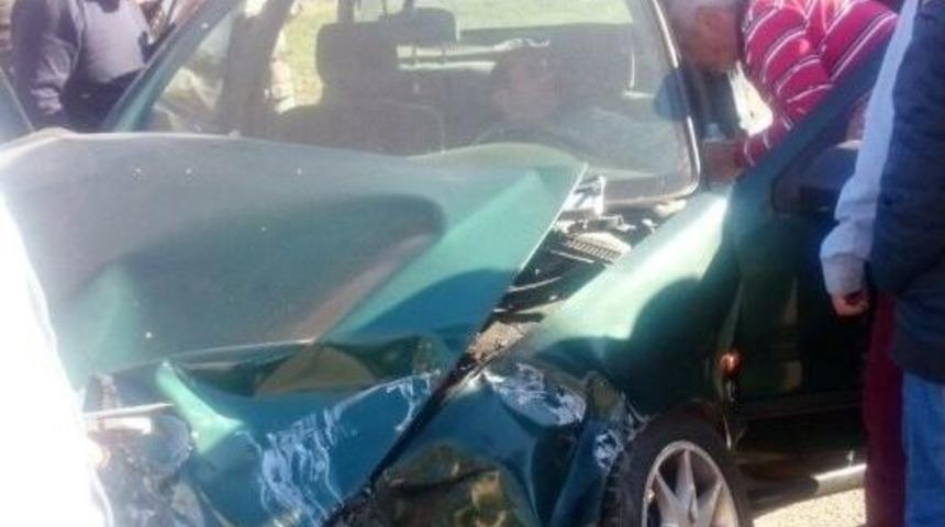 Kahta&rsquo;da Minib&uuml;sle Otomobil &Ccedil;arpıştı: 2 Yaralı