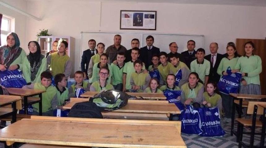 Pazarlar&rsquo;da 890 &Ouml;ğrenciye Giyim Yardımı