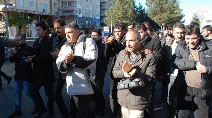 Gazeteciler, Sokağa &Ccedil;ıkma Yasaklarına Dikkat &Ccedil;ekmek İ&ccedil;in Y&uuml;r&uuml;d&uuml;