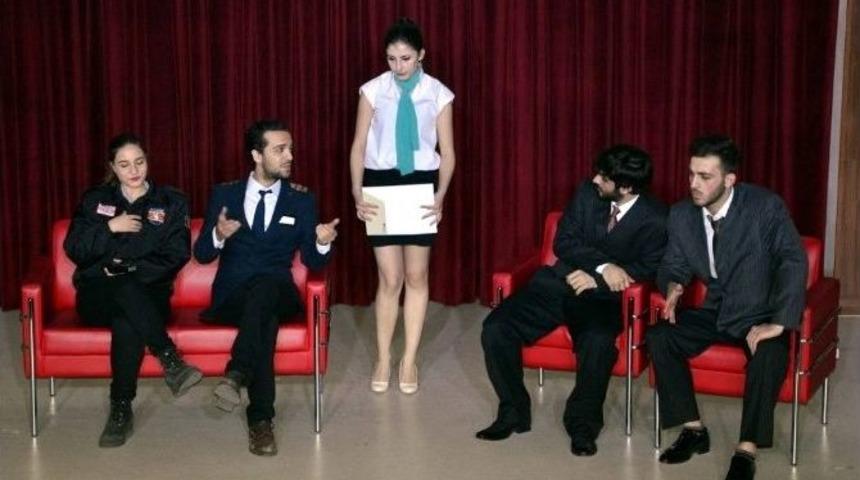 Tiyatro Topluluğunun Oyunu B&uuml;y&uuml;k İlgi G&ouml;rd&uuml;