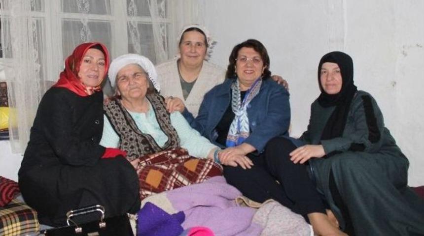 H&uuml;lya &Ccedil;i&ccedil;ek&rsquo;ten Yaşlılara Ziyaret