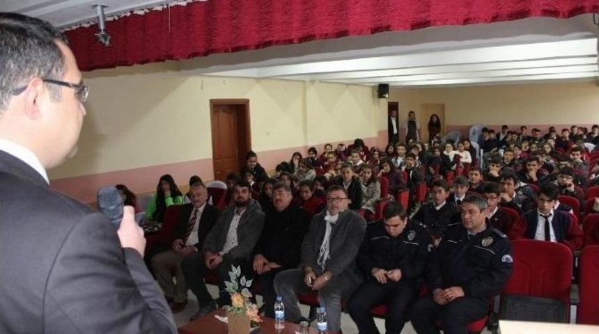 Polisten &Ouml;ğrencilere İnternet Kullanımı Eğitimi