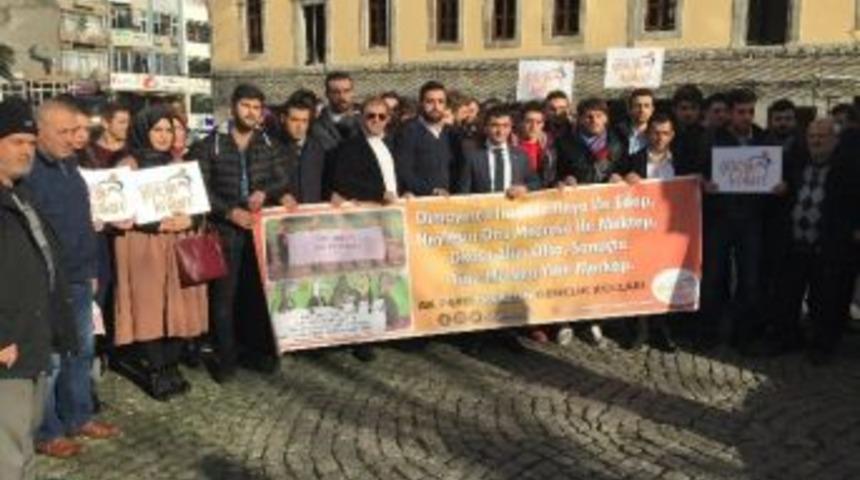 Odt&uuml;&rsquo;de Namaz Kılan &Ouml;ğrencilere Y&ouml;nelik Saldırı Trabzon&rsquo;da Protesto Edildi