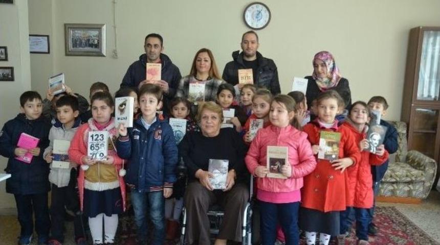 Minik Öğrencilerden Kitap Bağışı