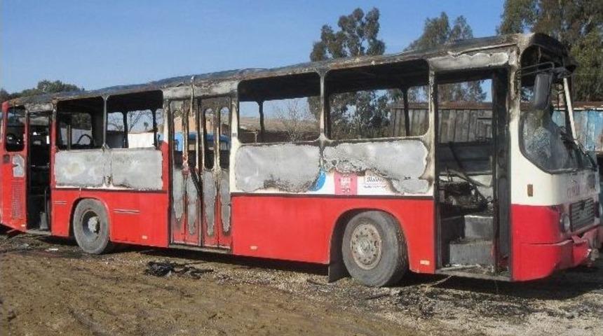 Adana’da Pkk Yandaşları Otobüs Yaktı