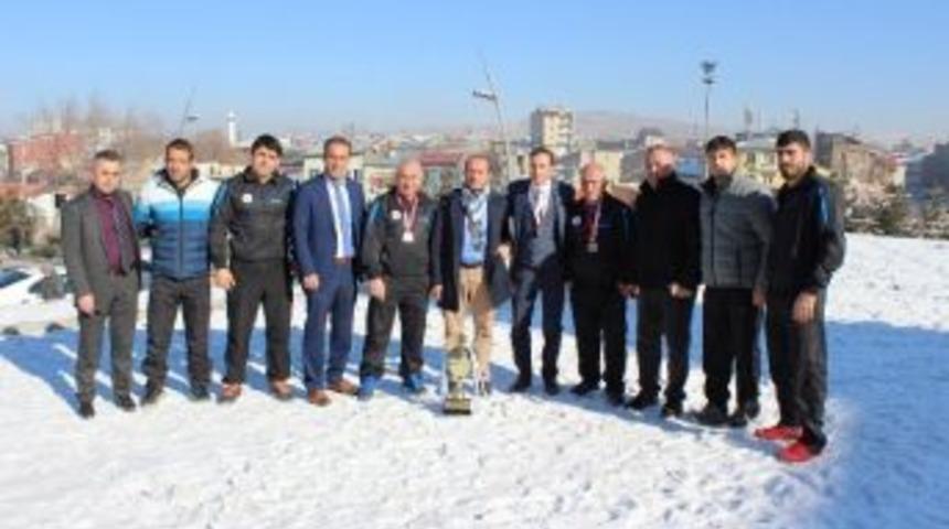 Erzurum G&uuml;reş Takımı İkincilik Kupasının Sahibi Oldu