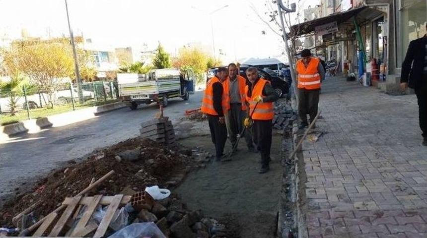 Kahta Belediyesi Kaldırım Bakım &Ccedil;alışmaları S&uuml;r&uuml;yor