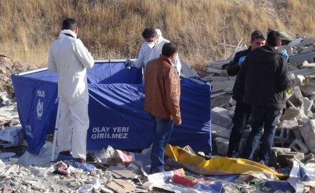 Boğazı Ve Cinsel Organı Kesilmiş Olarak Bulundu