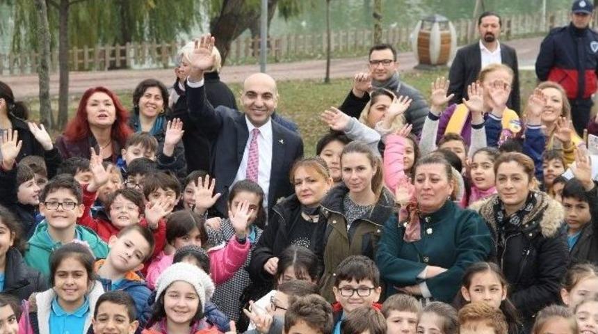 Bakırk&ouml;y&rsquo;de &Ccedil;ocuklar Meyveyi Dalından Koparıp Yiyecek