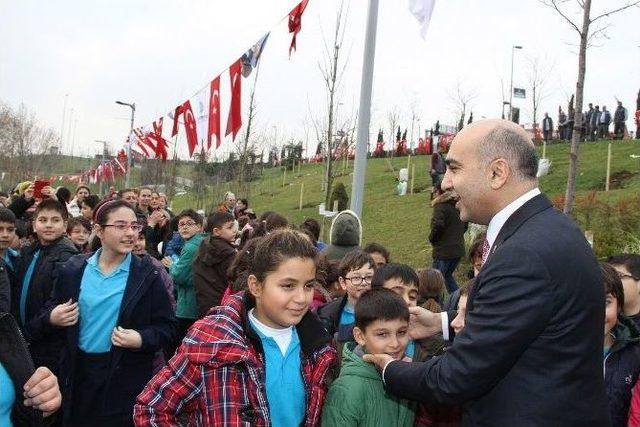 Bakırköy’de Çocuklar Meyveyi Dalından Koparıp Yiyecek