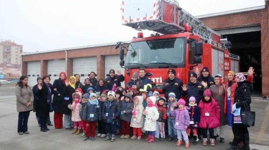 İtfaiye Her Yaştan Vatandaşı Eğitiyor