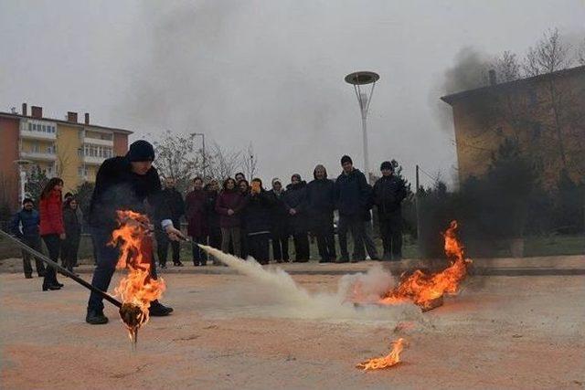 İtfaiye Her Yaştan Vatandaşı Eğitiyor