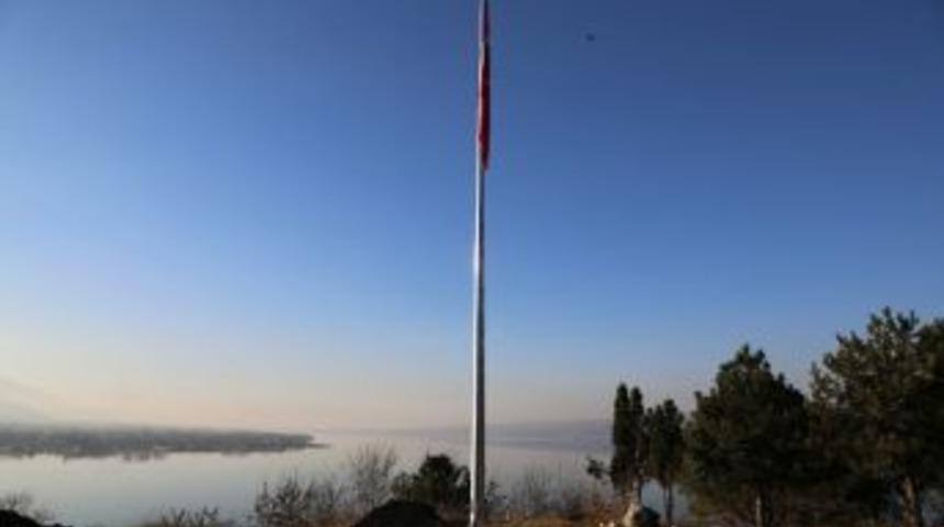 Sapanca Seyir Terasına Bayrak Dikildi