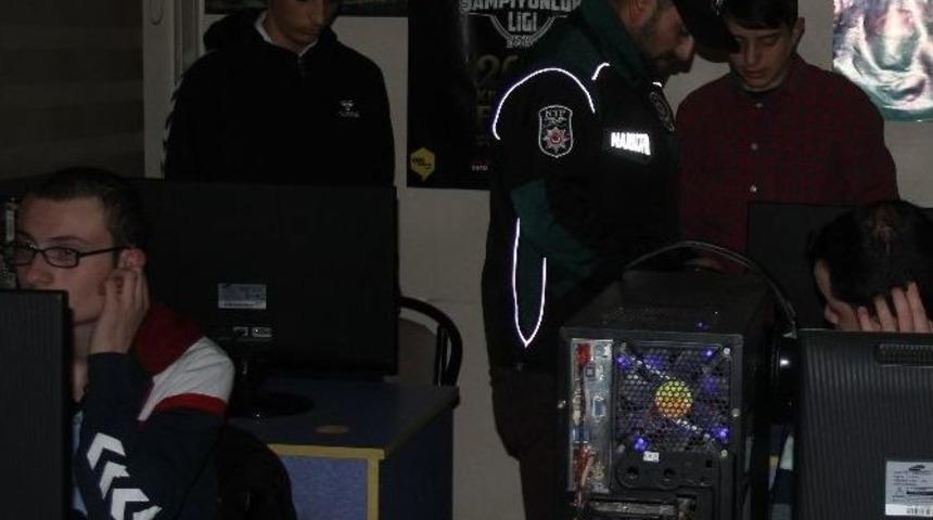 Bilgisayar Oyunundan Başlarını Kaldıramadılar