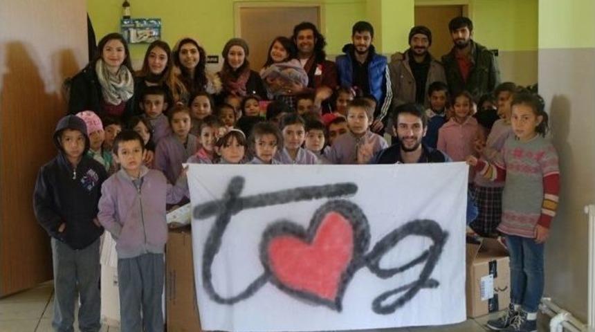 &Uuml;niversite &Ouml;ğrencilerinden K&ouml;y Okuluna K&uuml;t&uuml;phane Yardımı