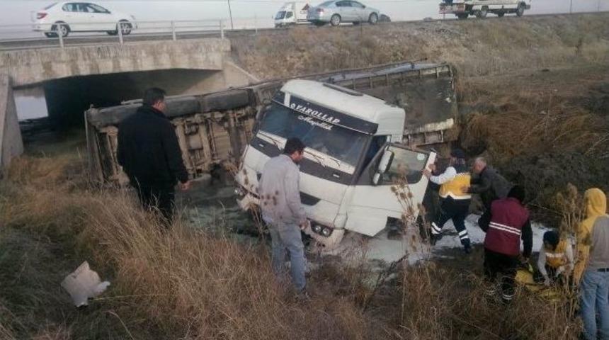 S&uuml;t Tankeri K&ouml;pr&uuml;den Aşağı U&ccedil;tu: 1 Yaralı