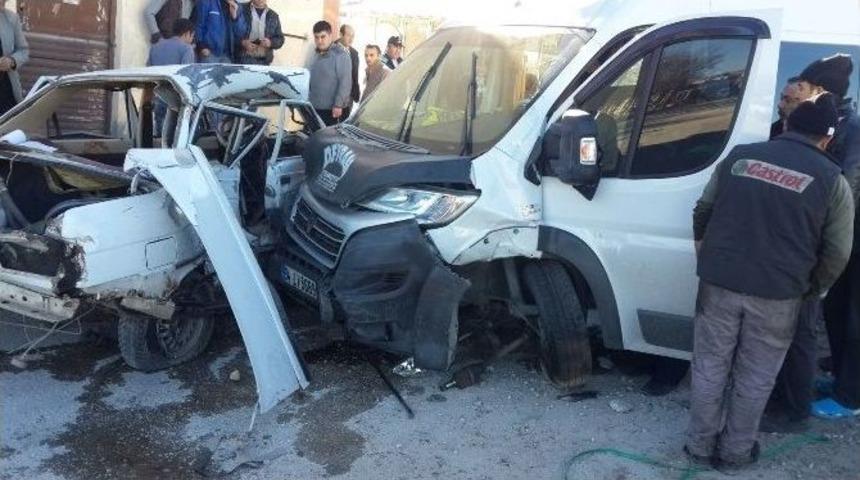 Dinar&rsquo;da Trafik Kazası, 2 Yaralı