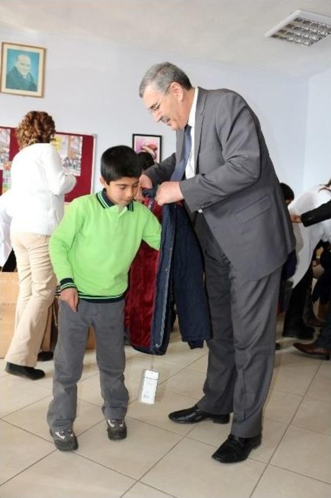 İbrahim &Ccedil;e&ccedil;en Vakfı&rsquo;ndan İhtiya&ccedil; Sahibi &Ouml;ğrencilere Yardım