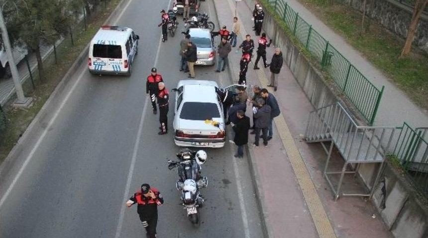 Polis Uygulamasından Ka&ccedil;mak İsteyen Otomobilde Ele Ge&ccedil;en Silahlar Şaşırttı