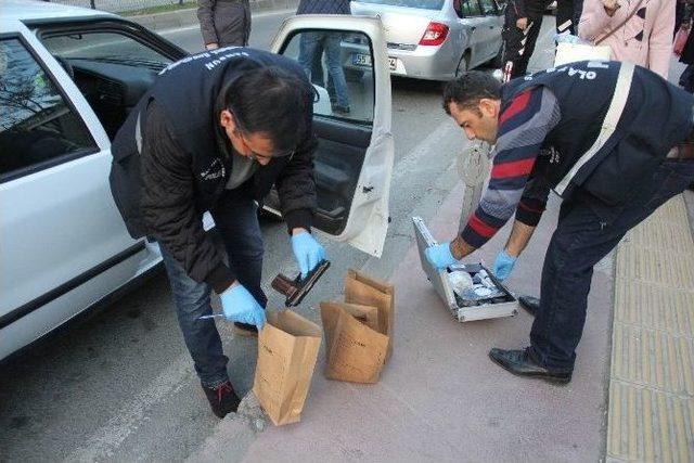 Polis Uygulamasından Kaçmak İsteyen Otomobilde Ele Geçen Silahlar Şaşırttı