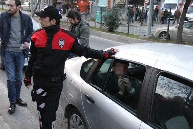 Polis Uygulamasından Kaçmak İsteyen Otomobilde Ele Geçen Silahlar Şaşırttı