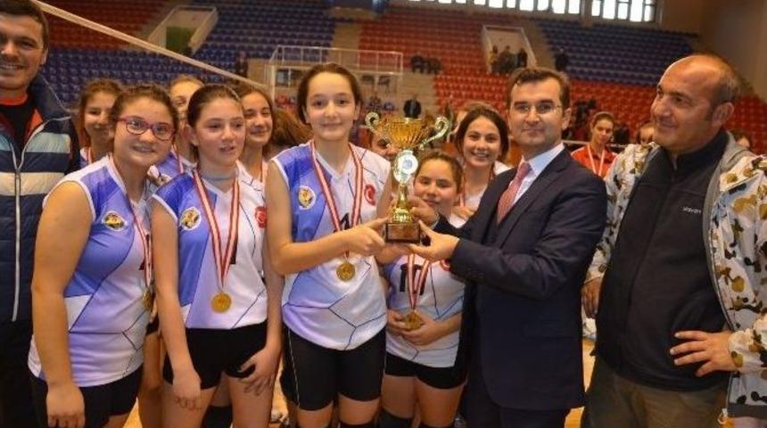 &Uuml;nye&rsquo;nin Voleybol Başarısı