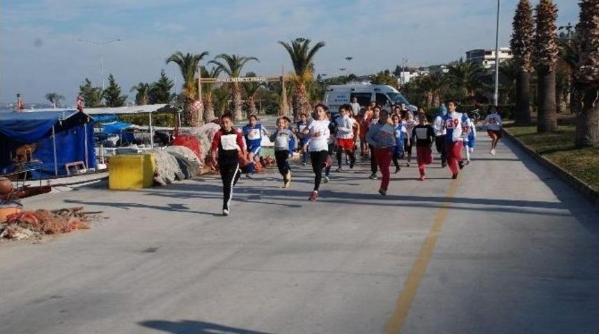 Aliağalı &Ouml;ğrenciler &lsquo;atat&uuml;rk&rsquo; İ&ccedil;in Koştu