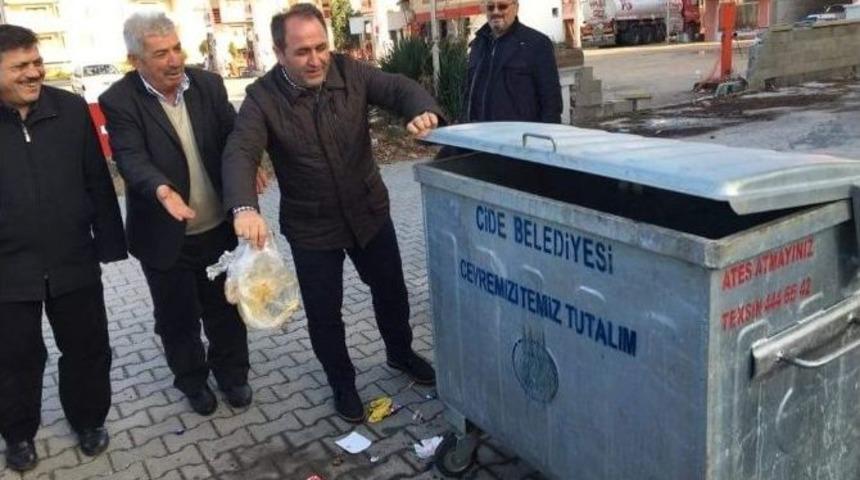 &Ccedil;evre Komisyon &Uuml;yesi Demir, Sokaktan &Ccedil;&ouml;p Topladı