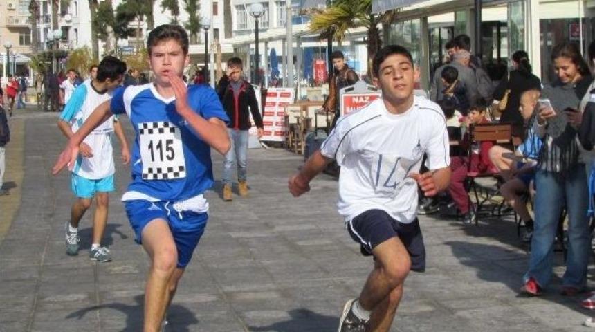 &Ccedil;eşme&rsquo;de İl&ccedil;e Protokol&uuml; &Ouml;ğrencilerle Koştu