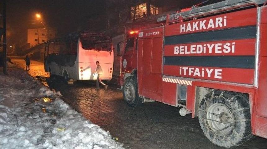 Hakkari İl &Ouml;zel İdaresi&rsquo;ne Ait Otob&uuml;s Ateşe Verildi