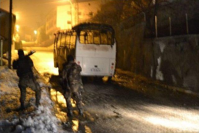 Hakkari İl Özel İdaresi’ne Ait Otobüs Ateşe Verildi