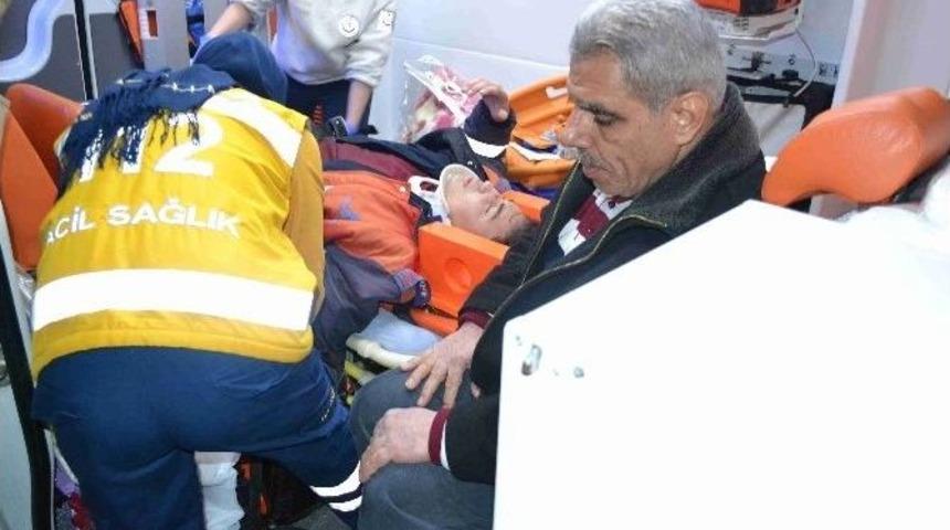 Motosiklet İle Otomobil &Ccedil;arpıştı: 3 Yaralı