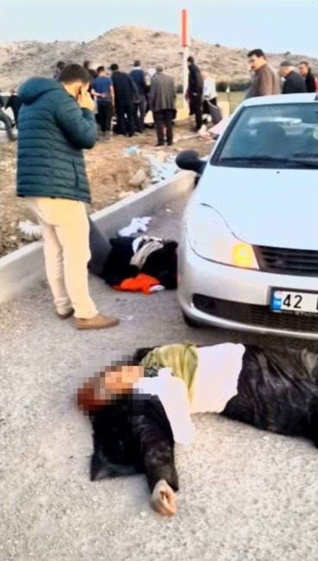 Yolcu Minib&uuml;s&uuml; İle Otomobil &Ccedil;arpıştı: 2 &Ouml;l&uuml;, 3 Yaralı