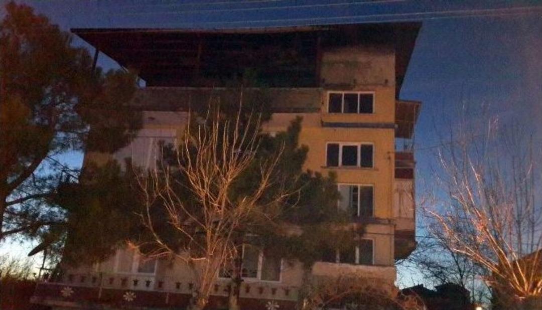 Dinar&rsquo;da &Ccedil;atı Katı Yangını Korkuttu