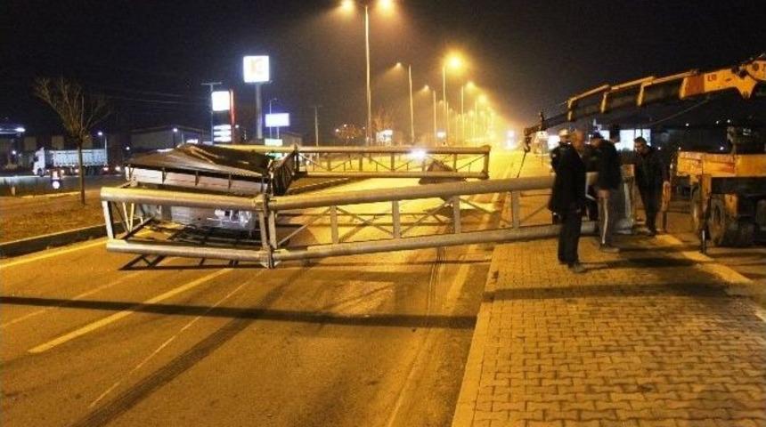 Damperi A&ccedil;ılan Kamyon Uyarı Tabelasını Yıktı