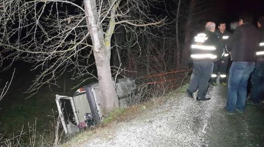 Virajı Alamayan Ara&ccedil; Şarampole Yuvarlandı: 3 Yaralı