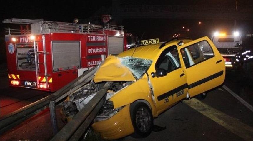 Ticari Taksi Bariyerlere Girdi: 1 Yaralı