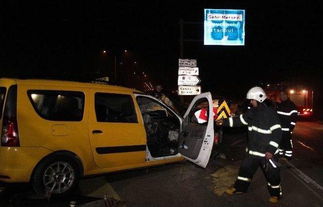 Ticari Taksi Bariyerlere Girdi: 1 Yaralı