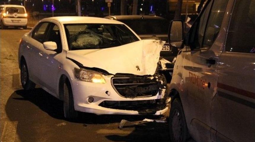 Eskişehir&rsquo;de Kaza Yapan S&uuml;r&uuml;c&uuml; Aracını Bırakıp Ka&ccedil;tı