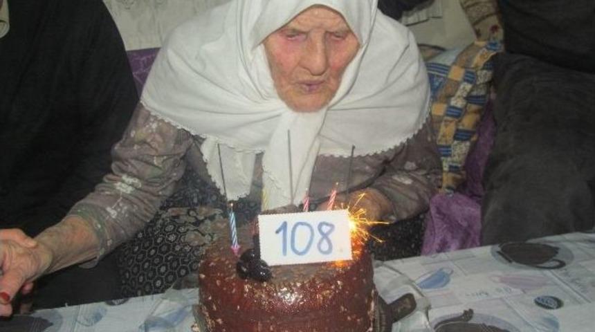 Doğumunun 108. Yılını Torununun Torunuyla Kutladı