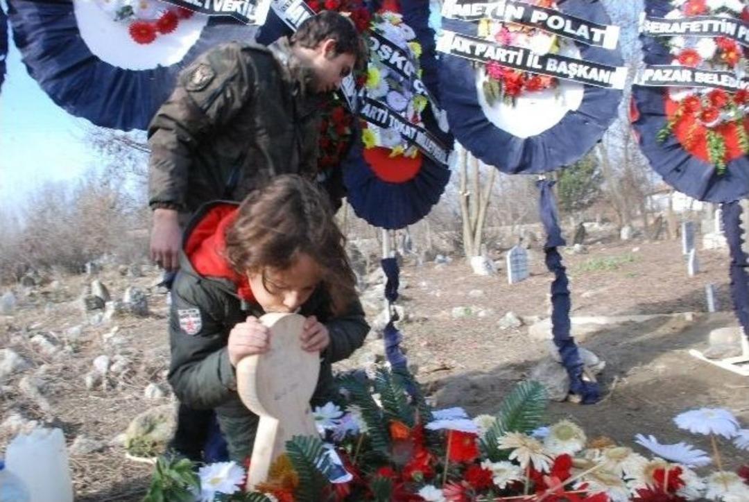 G&ouml;zyaşı İle T&uuml;rkiye&rsquo;yi Ağlatan Doğan, Şehit Babasının Kabri Başında Dua Etti