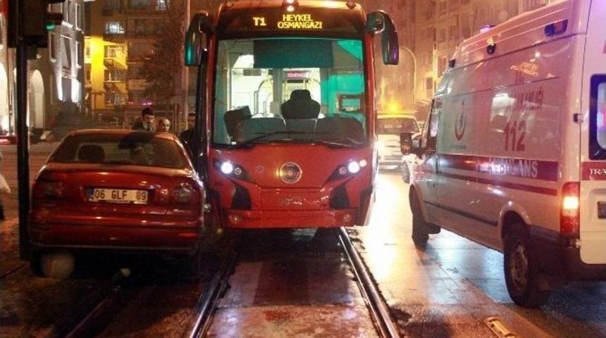 Otomobiliyle &lsquo;ipekb&ouml;ceği&rsquo;ne &Ccedil;arptı