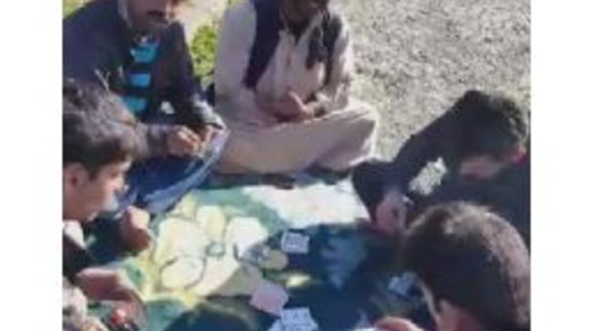 Suriyeli &Ccedil;ocuklar Dilenirken Babaları İskambil Oynadı